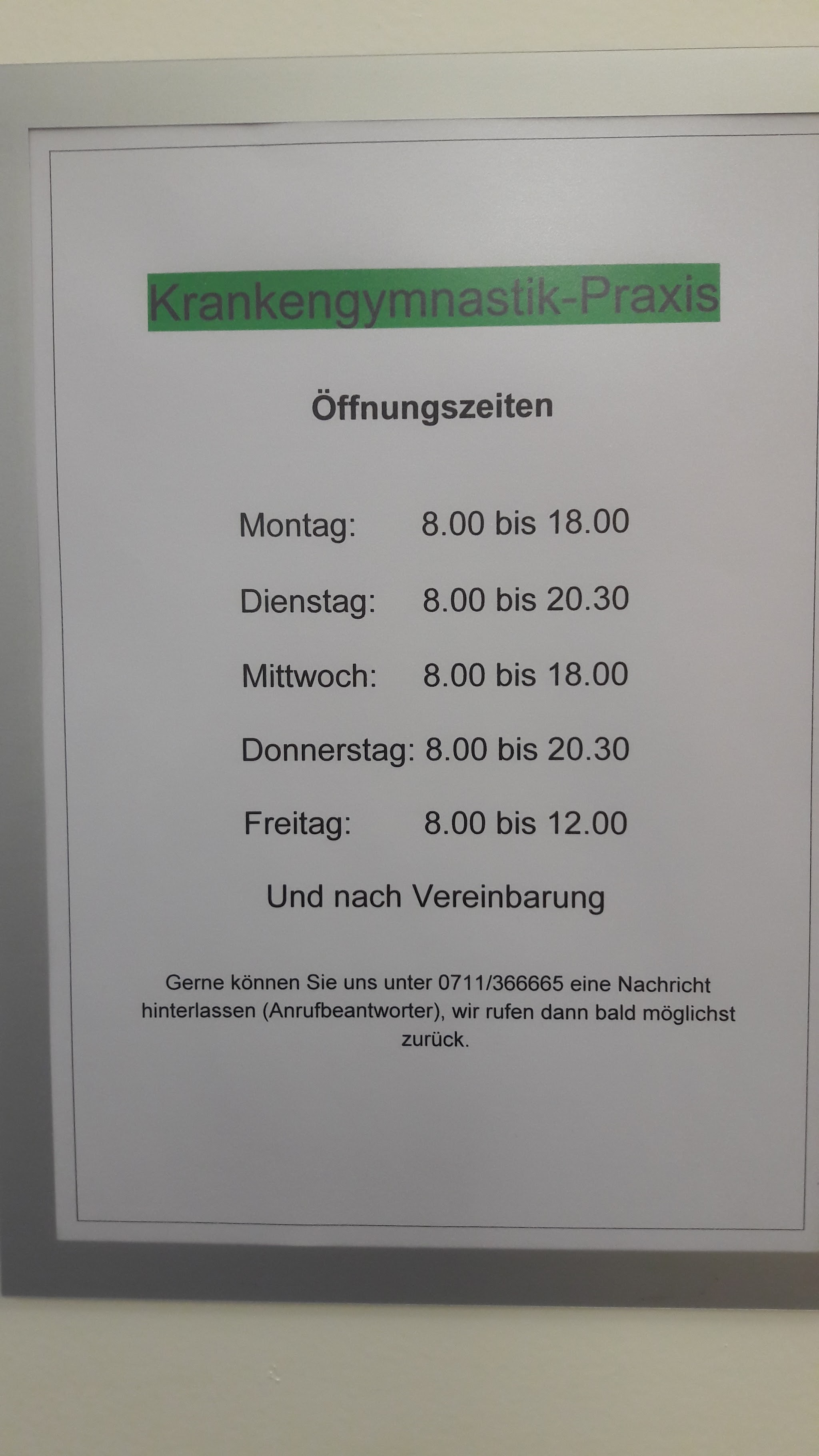 Aushang mit den Öffnungszeiten der Praxis